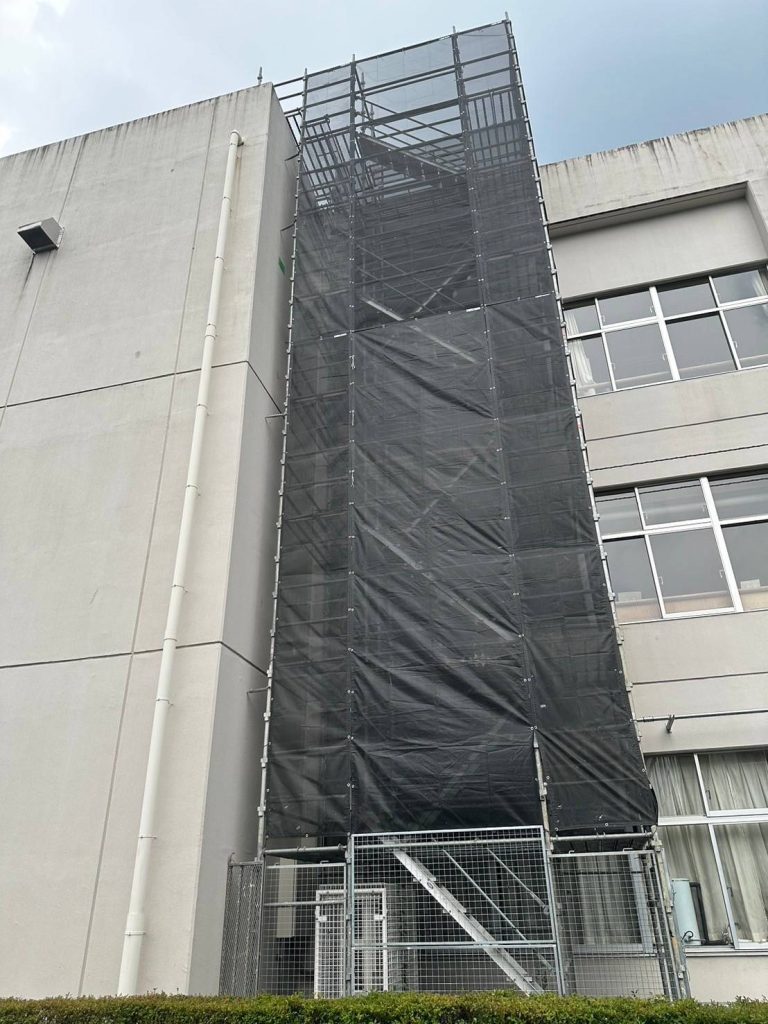 中学校　公立　足場工事