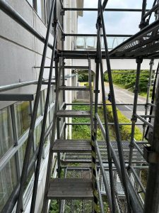 中学校　公立　足場工事