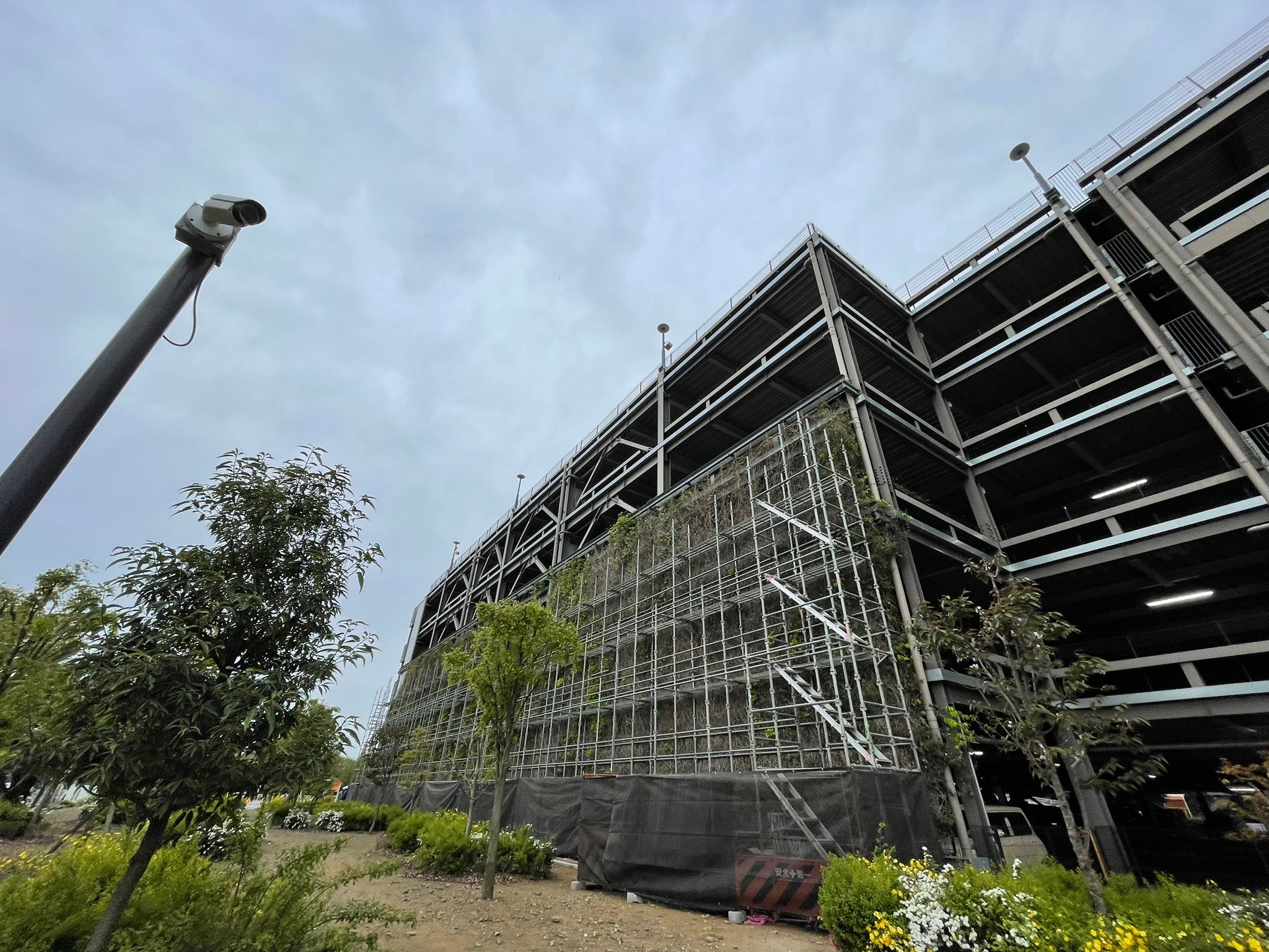 大型商業施設 立体駐車場 足場施工 | 株式会社桜華